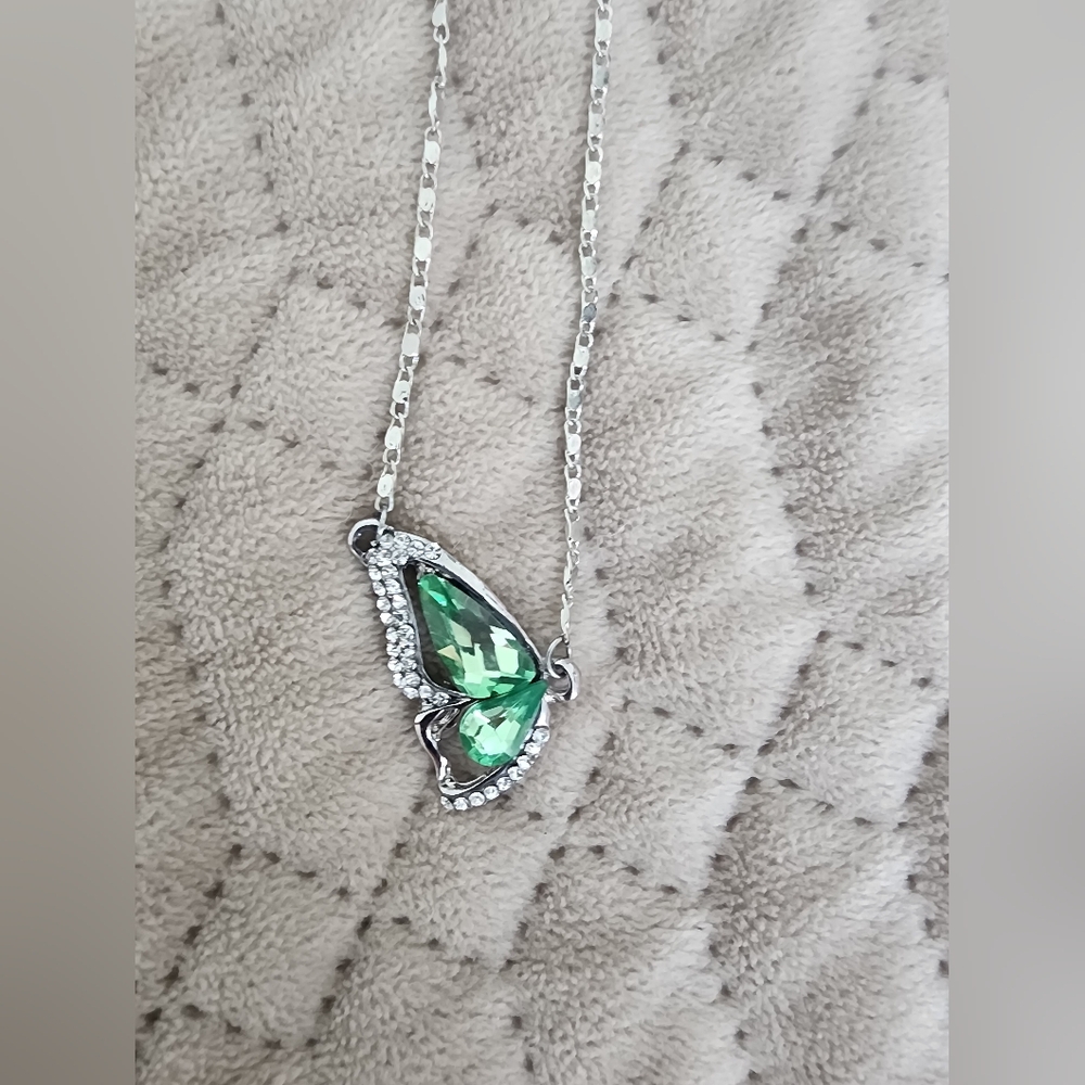 set with butterfly‎ figure and silver finish, green